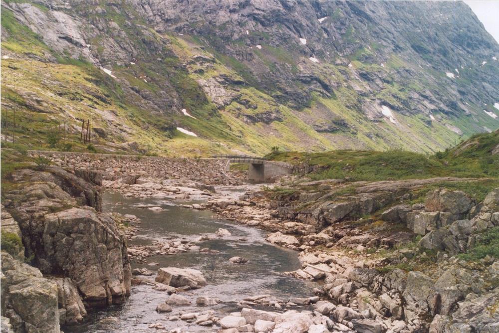 Anleggsvegen i Sprongdalen kryssar elveløpet ved Viva. Biletet vitnar om oppdemninga av Styggevatnet kring 1980. Her er nesten ikkje rennande vatn, og dei lyse partia er talande spor etter tidlegare stor vassføring.