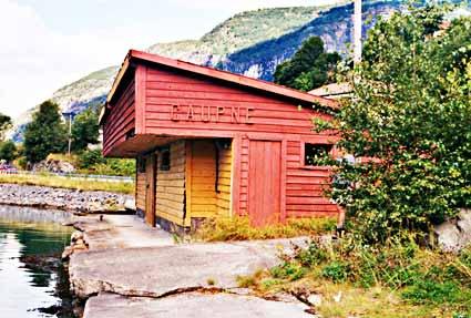 Det halvtekte kaihuset på Hotlakaien 2003. Det vart bygd ei tid før Fylkesbaatane la ned rutene sine på Lustrafjorden midt på 1960-talet, og avløyste då eit eldre hus av ein heilt annan fasong.