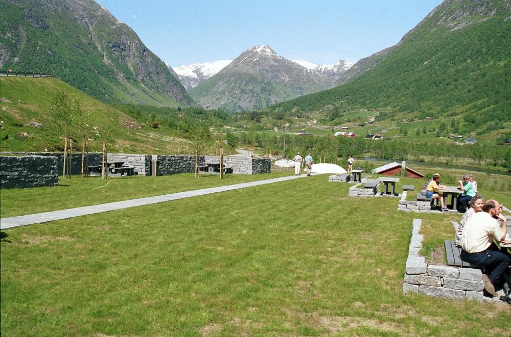 Vatnasete er bygd med høg kvalitet i materialar og detaljutforming. Rasteplassen er bygd i naturstein medan området elles er grasdekt. Plassen er bygd opp med terrasser, faste bord og benker og toalettbygg. 

