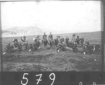 Soldatar på Iddsletta utanfor Halden i 1905. Personen bak mitraljøsa, nr. 2 frå høgre, er Anders K. Thue frå Balestrand. Han vart uteksaminert befal i 1901. Truleg er det fleire frå Sogn og Fjordane på dette biletet.
