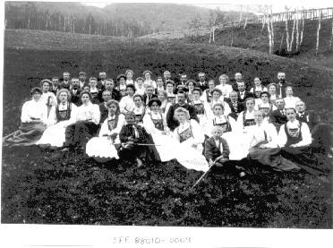 Festkledde ungdomar i Sogndal 17. mai 1908. Mange jenter har skaffa seg nasjonalbunad.