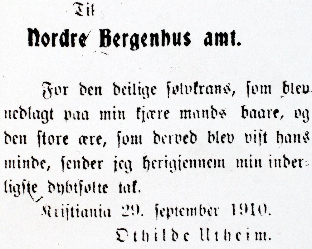 Takkehelsing frå fru Othilde Utheim til Nordre Bergenhus amt for sølvkransen til gravferda. Det står: For den deilige sølvkrans, som blev nedlagt paa min kjære mands baare, og den store ære, som derved blev vist hans minde, sender jeg herigjennem min inderligste, dybfølte tak. Kristiania 29. september 1910. Othilde Utheim. (Fjordenes Blad, 05.10.1910).