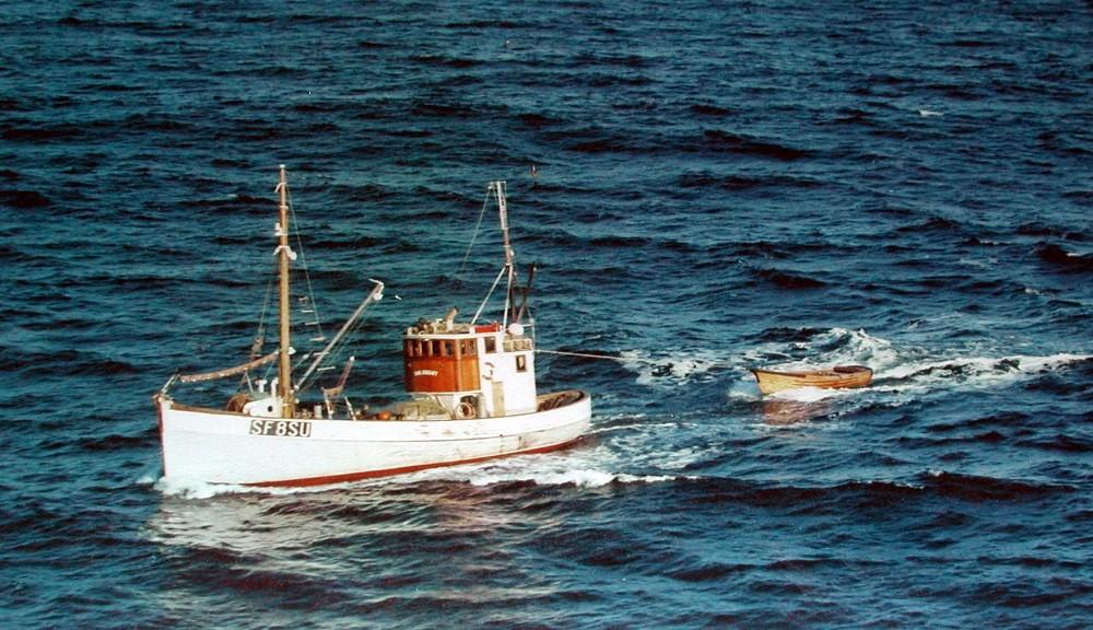 M/s "Solundøy" var frå Strand og deltok på størjefeltet alt i 1951. Bjarne Strand var skipper. Seks mann hadde gått saman om å koste seg not. Året etter bygde dei derfor kryssarhekk på skøyta og nota fekk plass på hekken. Seinare kom oppbygt styrehus og langt kraftigare Wichmann-motor under dekk. Brørne Bjarne og Åsmund Strand dreiv ein periode med to størjebruk og leigde inn kutteren "Hagbard" til den andre nota.<br />
Biletet viser "Solundøy" på hjelpefiske vest for Smøla. Skøyta vart seinare seld...