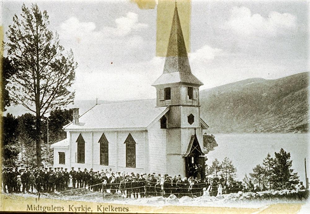 Midtgulen kyrkje. Kyrkja var ferdigbygd i 1904, og vart nytta som vallokale ved folkerøystingane i 1905.