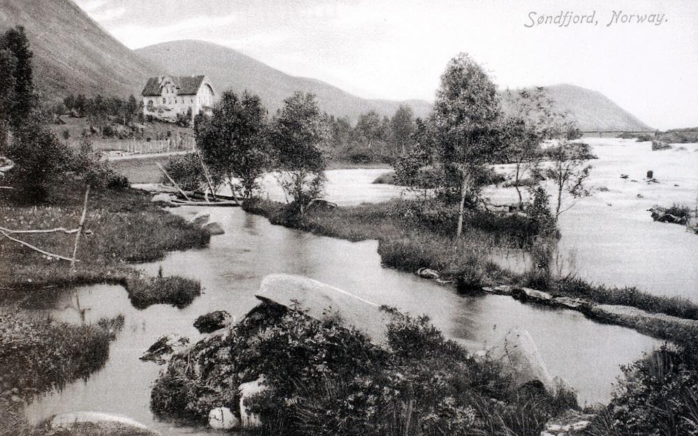 Vassenden i Jølster. Vassenden var ein sentral stad på vegen nordover, og var plass for skyssbyte. Vassenden har hatt hotell sidan tidleg på 17oo talet. Jølster Hotell, som står den dag i dag vart bygd i 1888.