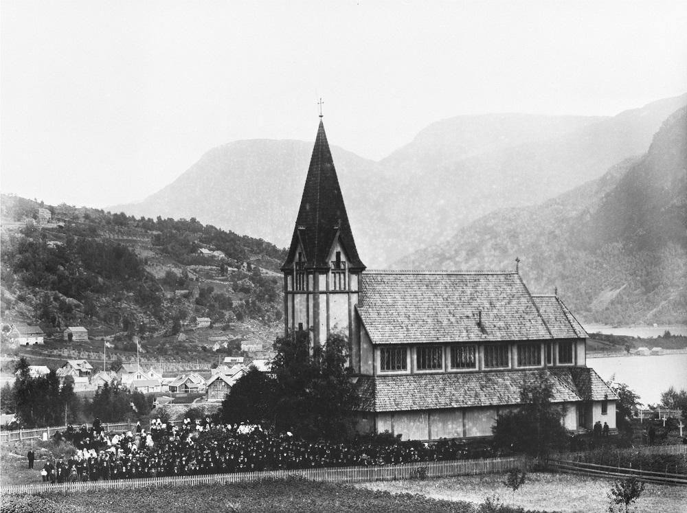 Stedje kyrkje den 13. august 1905. Fotografen har samla den store folkemengda som var møtt fram denne dagen for å røysta ja eller nei til unionsoppløysinga.