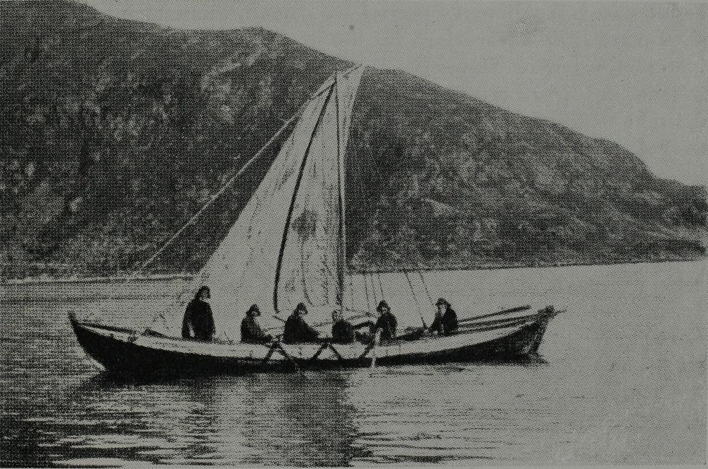 Seksæring med årar og segl og fullt mannskap.  Dette var den vanlege båttypen før skøyter med dekk og fiskedampskip kom til Vågsøy kring hundreårskiftet. 
 
