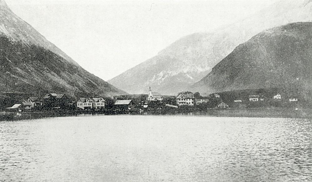 Årdalstangen ca. 1912. Midt på biletet er Årdal kyrkje der dei to vala i 1905 vart haldne.