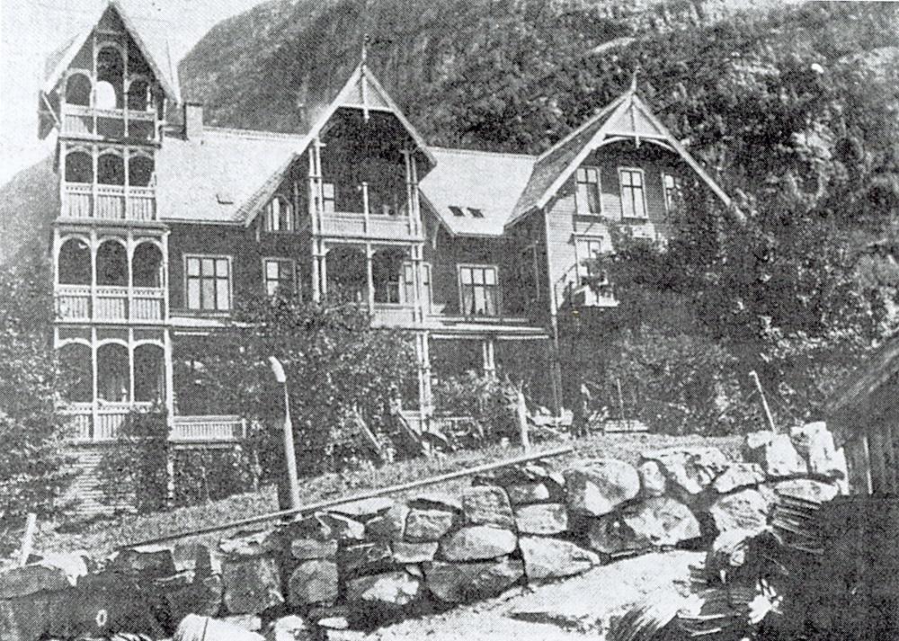 Hotell Central, bygt i 1896. Her heldt Nordre Bergenhus amtsting  tingsete i dagane 25. mai til 3. juni 1905. Bygningen er no restaurert og står som eit minnesmerke om ei glanstid i norsk reiseliv. Det har namnet Villa Visnes og vert drive saman med Visnes Hotell.