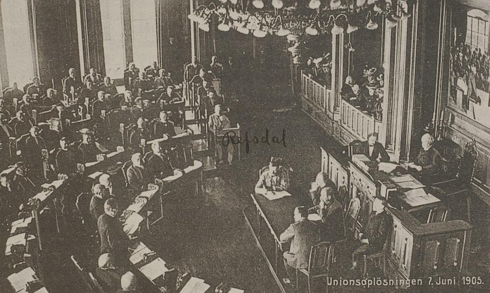 Stortinget 7. juni 1905. Anfinn Refsdal møtte som varamann for Gjert Holsen. Sonen til Anfinn Refsdal, den kjende kartteiknaren Ivar Refsdal har notert namnet "Refsdal" på biletet(nummer 1 frå høgre andre rekkja).