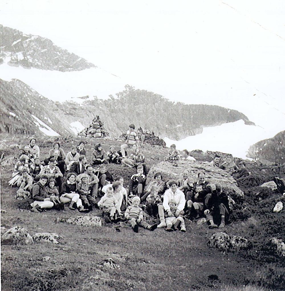 Frå stemna i Oldeskardet 1962. Av ein eller annan grunn var det lite folk frå Stardalen dette året. Varden dei bygde i 1905 viser på biletet. Han er korkje imponerande stor eller forseggjort, men så vart han då også sett opp nokså spontant ved at kvar fann sin stein og bar på plass.
