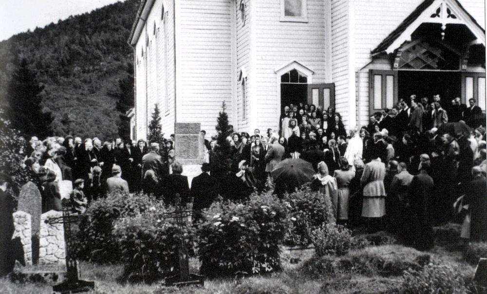 Halvdan Ottar Sæla vart flytta heim og gravlagd ved Naustdal kyrkje i november 1945. Dette biletet er frå avdukinga av minnesteinen som vart reist på grava hans. Vi kjenner ikkje datoen det skjedde. 