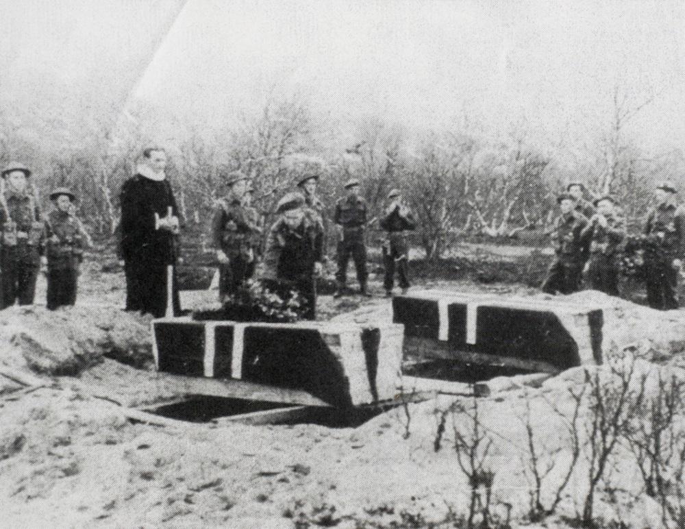 Oskar Dale og Gunnar Aspehaug fall i Porsanger 31. januar 1945, og vart gravlagde der. Feltprest Erling Fagerheim forrettar og ein offiser legg krans på bårene. Kistene er sveipte i norske flagg (orlogsflagg).