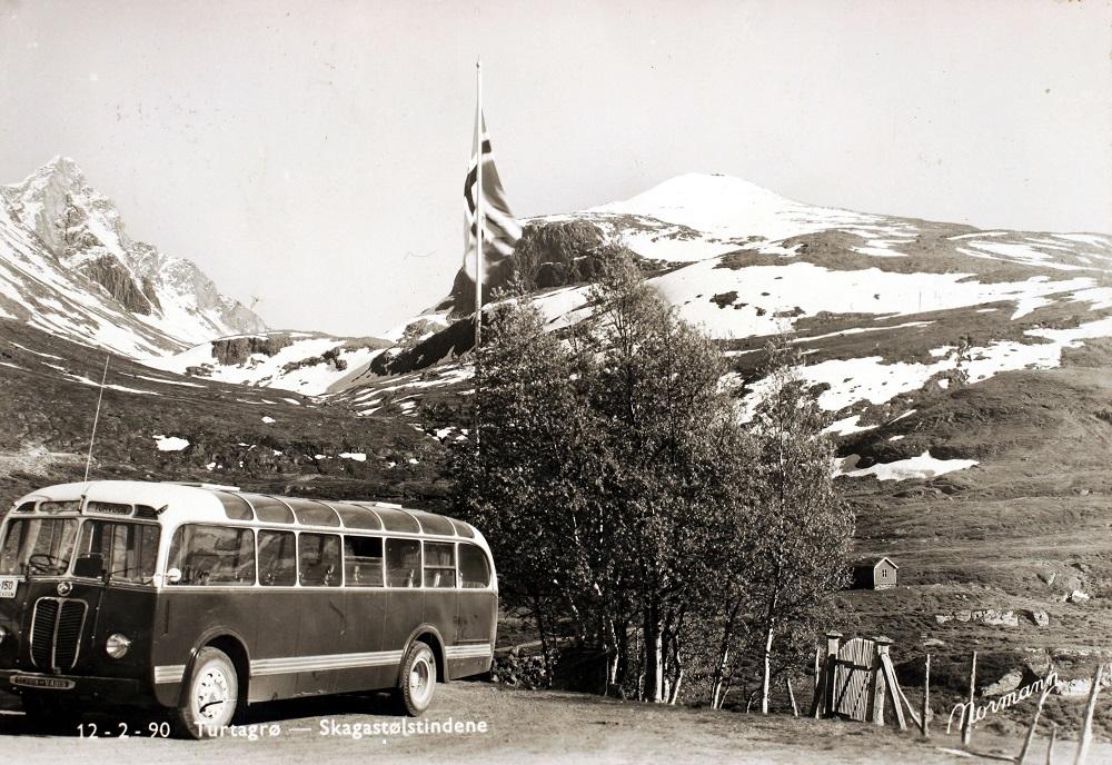 Utsyn frå Turtagrø mot Skagastølstindane (t.v.) og Dyrhaugryggen. Sommaren 1939 låg 10 engelske studentar på Turtagrø, og det var under klatring i Skagastølstindane at ein fall utfor eit 500 meter høgt stup.