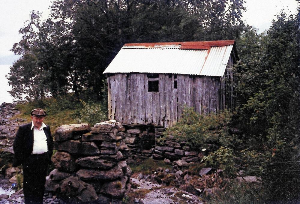 Maurstad Mølle før restaureringa i åra 1988  til 1992. Mannen i framgrunnen er Arnold Nore.