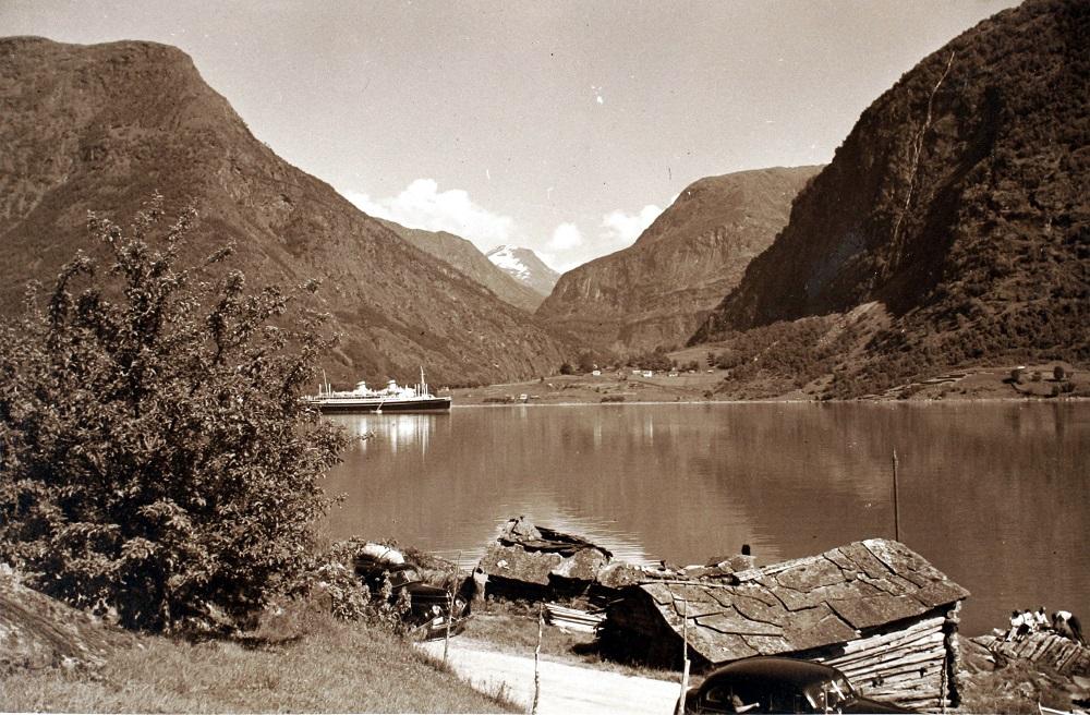 Det polske skipet "Pilsudski" for anker i Skjolden, 28. juli 1939. Biletet er teke frå Fjøsne, ein snau kilometer ut frå Skjolden på nordsida av fjorden.