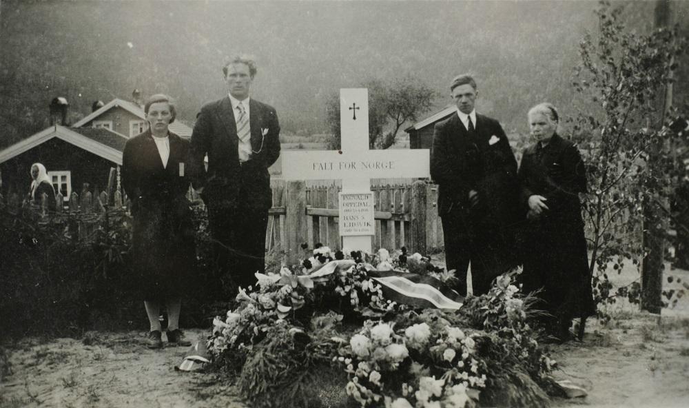 Grava til Ingvald Oppedal og Hans Eidsvik på kyrkjegarden ved Flå kyrkje. Biletet er frå jordfestinga 23. juni 1940. Dei to til venstre er Magny Lyngstad og Harald Oppedal.