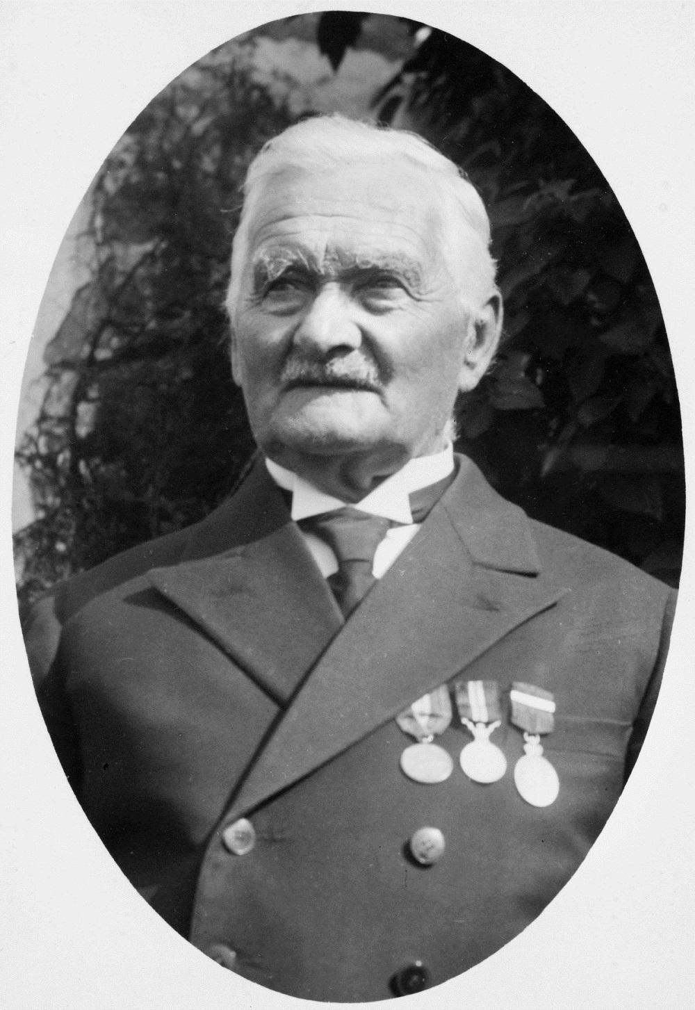 Stortingsmann Knut A. Taraldset med tre medaljer på brystet: 7. juni-medaljen, Bogardådsmedaljen i sølv, og Kong Haakon 7. minnemedalje.