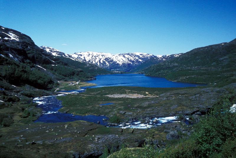 Ved enden av Seltuftvatnet, vel 800 moh., finst spor etter 2000 år gamal jernproduksjon. Jernvinneanlegget, som vart granska arkeologar i 1985, ligg ved strandkanten i inste vika til høgre. Biletet er teke frå "Rallarvegen".