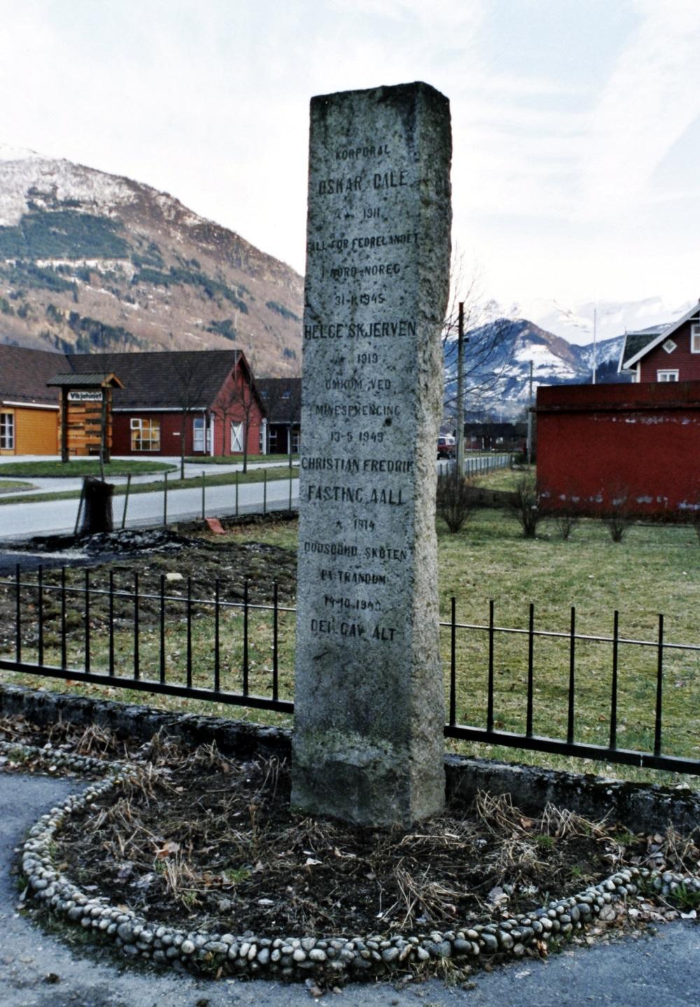 Minnesteinen over falne i Vik sentrum. 