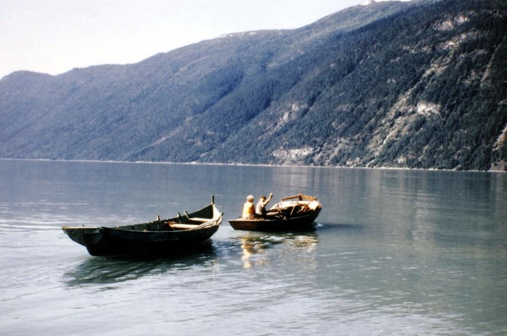 "1905-båten" i Kinsedalen på fjorden. Det er ein sognebåt, ein åttæring (bygd for fire årepar) med gavl (tverr akterende) og  ror. Eit karakteristisk trekk er den høge framstamnen. Her er det berre påsett to par keipar.  I "slepebåten": Magnhild og Anders Børtnes.