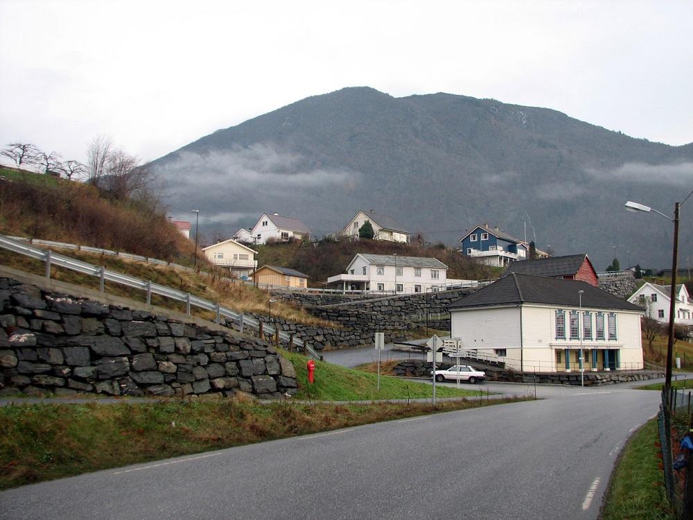 Vegen til Leikanger sjukeheim syner godt att i landskapet ved Leikanger ungdomshus.