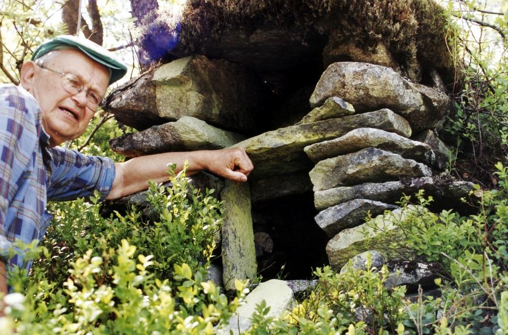 Opninga av fangstreiskap for rev, ein røvomn i utmarka på garden Leirpoll i Flekke. Kjartan Leirpoll, fødd 1936, har godt kjennskap til denne fangstmåten. 