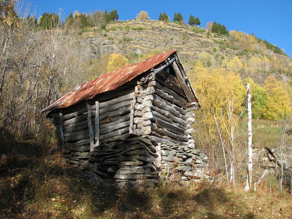 Uteløa på Stegen er kring 3 x 2 meter og tømra med god lufting. Det er ein god del brattare og lenger opp til innmarka på Eikeberg enn biletet gjev inntrykk av.