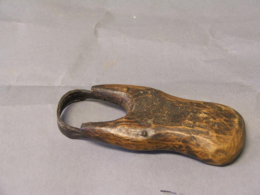 Ein skave er ikkje av dei gjenstandane frå fortida som glitrar sterkast. Det er likevel ein gjenstand som fortel mykje om livet til folk og fe i sjølvberjinga si tid. Skaven har handtak av tre med ein <i>kniv</i> av jarn festa i. Jarnet er kvesst på eine sida. Skaven er om lag 14 cm lang på det lengste og 5 cm brei på det breiaste.

 
