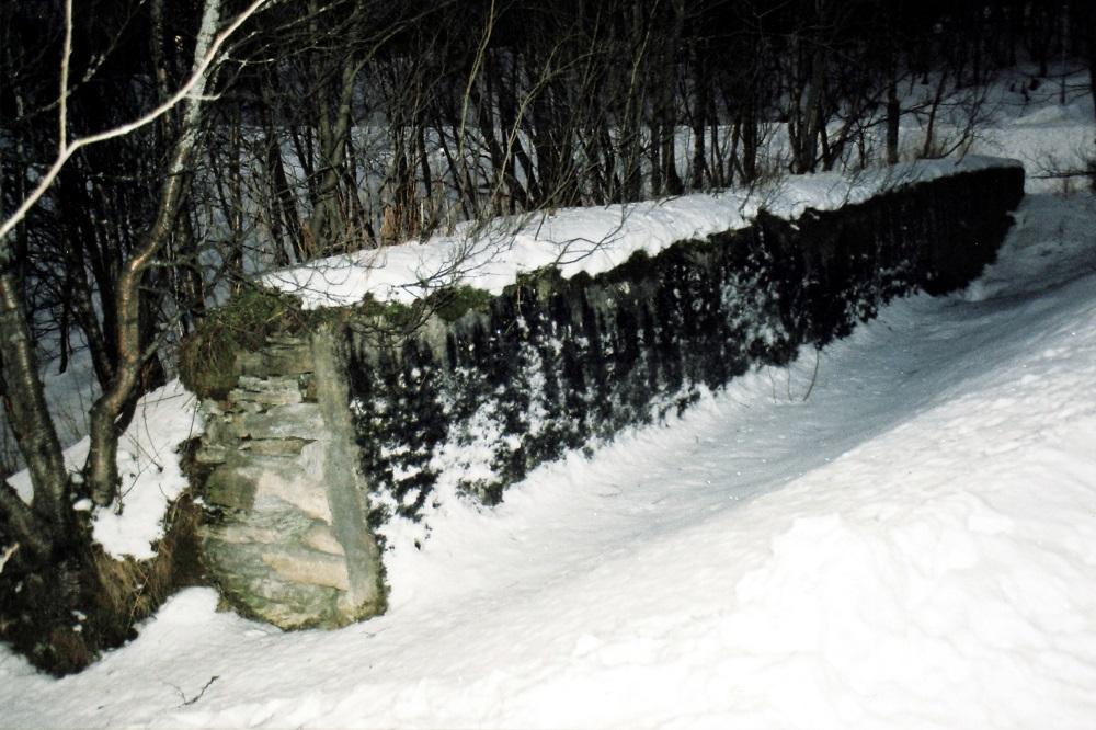 Minnesmerket om Brattholm-tragedien i Tromsø står på staden der fangane vart avretta 2. april 1943. Det skjedde på skytebana på Grønnåsen eit stykke nord for byen. Ein del av kulefangarmuren høyrer med til minnelunden.