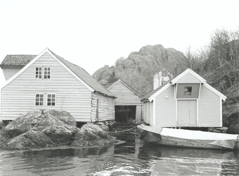 Sjøhus i Steindalen, Solund. Sjøbua t. h. er bygd av eit tidlegare jaktenaust som stod i Rånøy. I midten eit båtnaust. Bua t. v. er ei saltebu frå Batalden. Bua er nokså brei og er delt på langs med ein svær bete i midten, med kraftige nedføringar. Heilvaksne krokar og kne som rekk heilt ned, støttar av under stavleger og takbjelkar. Bua er no borte.