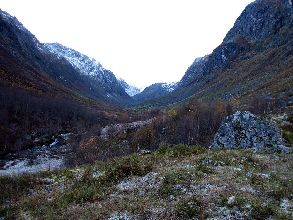 Eldedalen dreier lengst inne mot sørvest, til venstre i biletet. Sidedalen opp til høgre er Kvitdalen. På andre sida av bandet ber det nedover mot Horpedal og Fjærland. 