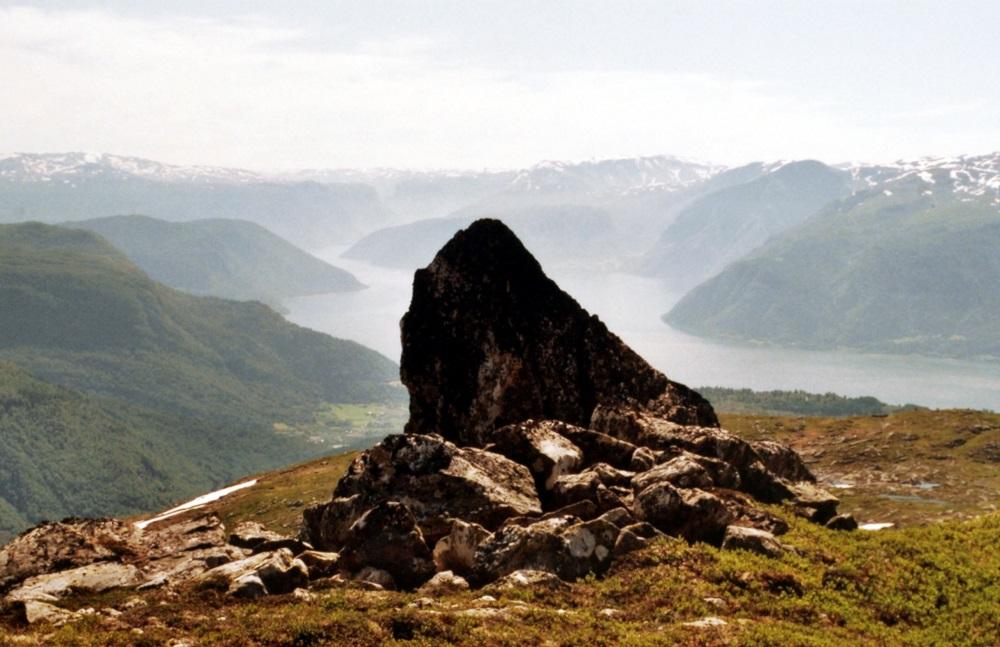 Kjeringi eller også nemnt Kjeringasteinen på Kjeringafjellet. Steinen ligg på vel 1100 moh på austsida i sør. I bakgrunnen Hermansverk og Fresvik.