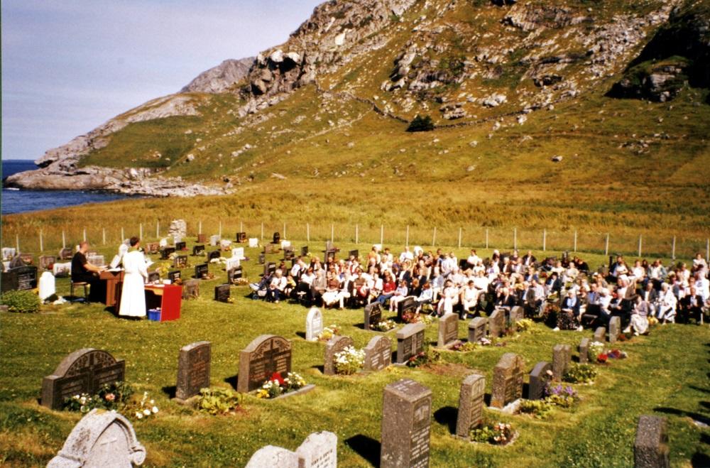 Frå Ervikpreika 2003 med mykje folk samla i strålande solskin.