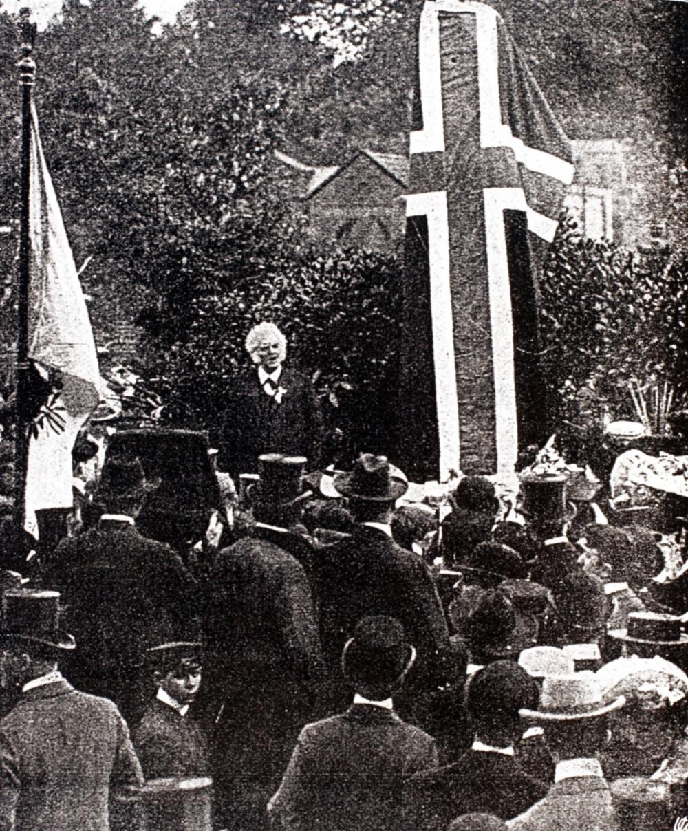 Nordraak-bautaen i Berlin blei avduka 17. mai 1906. Bjørnstjerne Bjørnson heldt avdukingstalen.