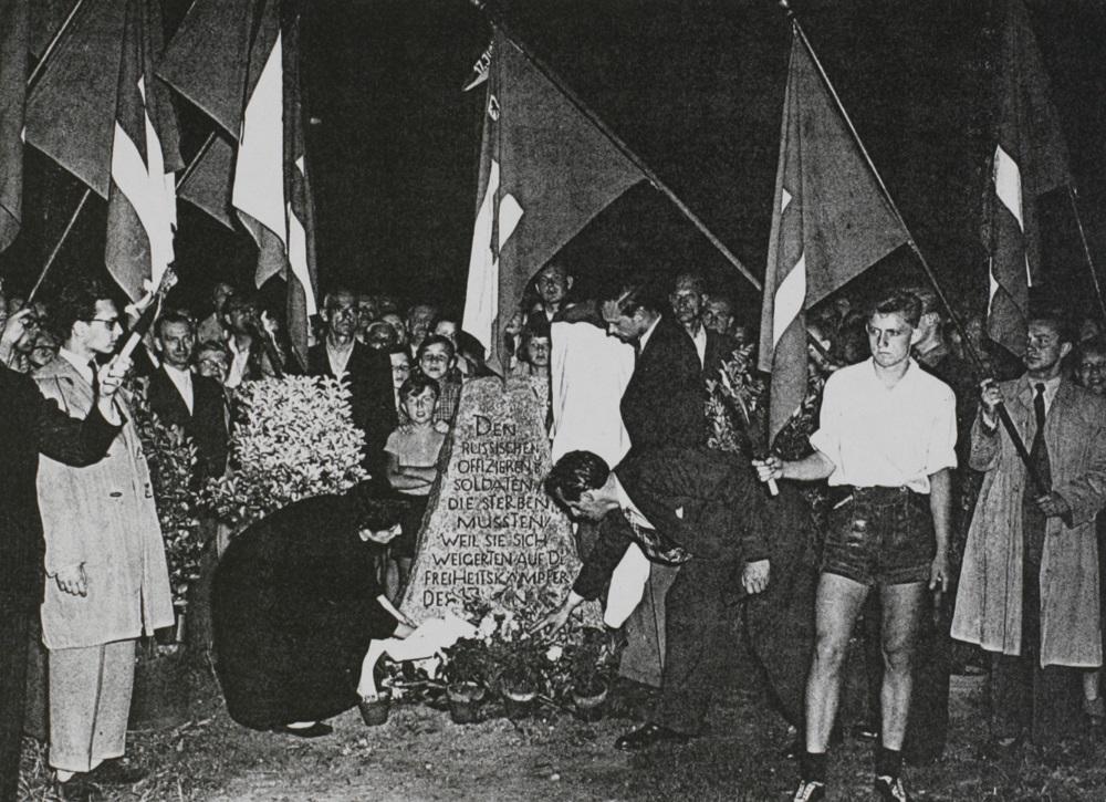 Minnestein om 17. juni oppreisten i Aust-Tyskland 1953. Folk samla ved minnesteinen på eittårs-dagen 17. juni 1954.

