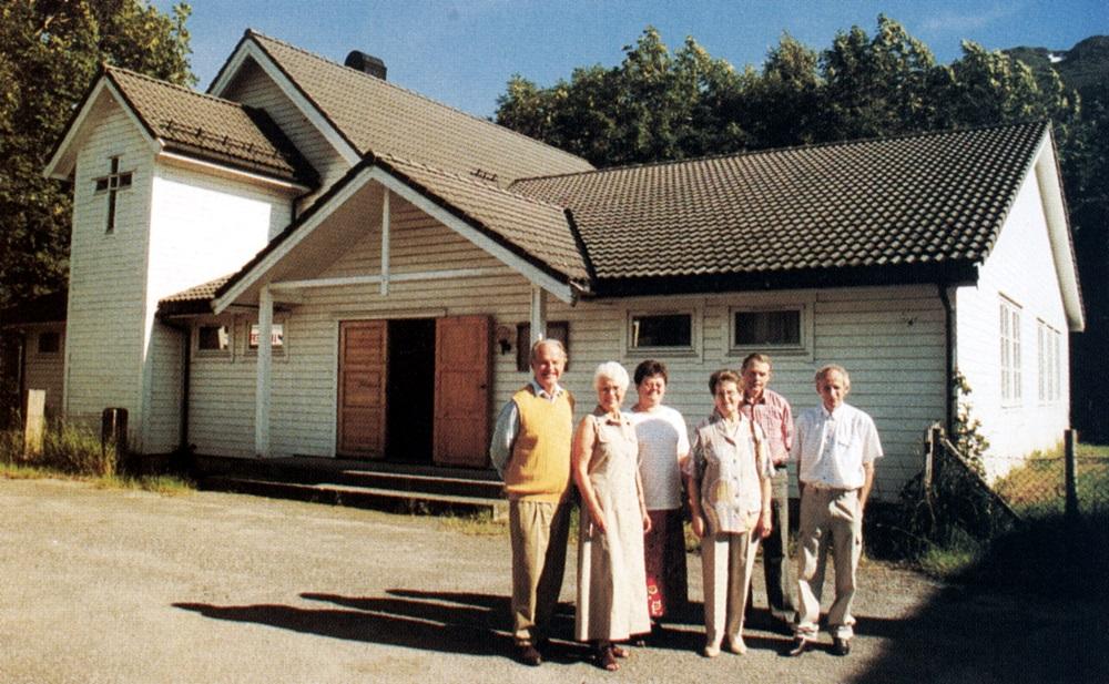 Bedehuset Betania, bygd 1905 og påbygd i 1988. Me ser bedehusstyret 1999 med formannen Kåre Nils Os til venstre, vidare: Anne Lise Vedvik, Aud Berstad, Jenny Skipenes, Henrik Stokkenes og Magne Øyra.