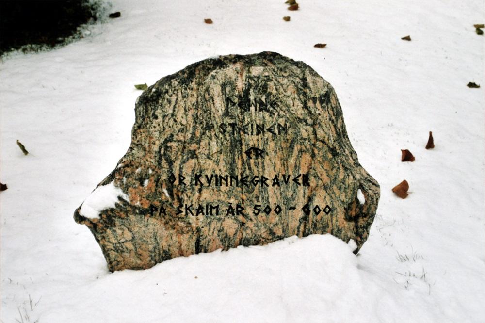 Minnesteinen på kyrkjegarden ved Vangen kyrkje om gravfunn på Skaim. 