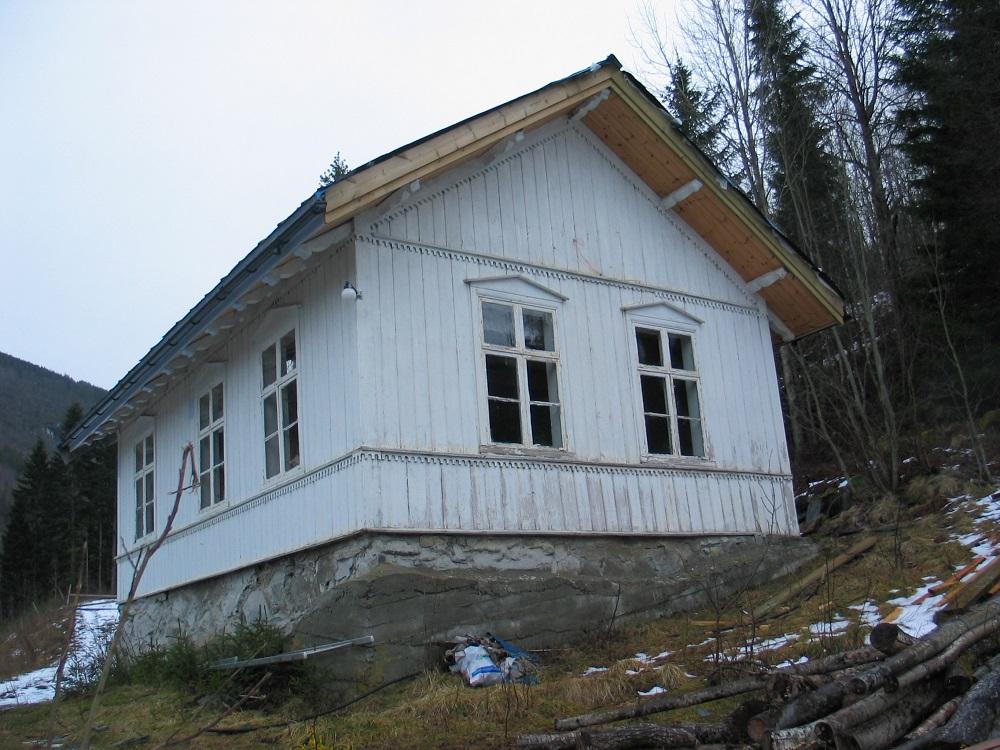 Det nær 150 år gamle skulehuset på Helland slik det står i dag. Taket er skifta ut, men skal få dei same utskjeringane som det gamle hadde. Det ytre er mykje likt som det alltid har vore bortsett frå dei endringane som må ha blitt gjort då huset vart flytta frå Berdal til Helleland.  