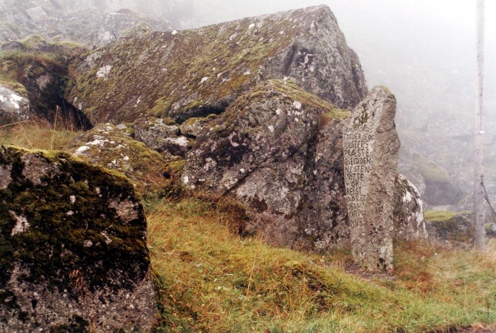 Den gamle grensesteinen i Førde står tett attmed vegen. Nedover i dalen ligg det urer og svære steiner nedramla frå fjellsidene. Henrik Ibsen reiste ned til Førs i 1862. Han noterte etterpå: "Onsdag 9de Juli til Rebakken eller Reed over Jølstervandet, gjennem Førdeurden, en forærdelig Dal, eller snarere Klipperevne og over Breehejmsvandet."