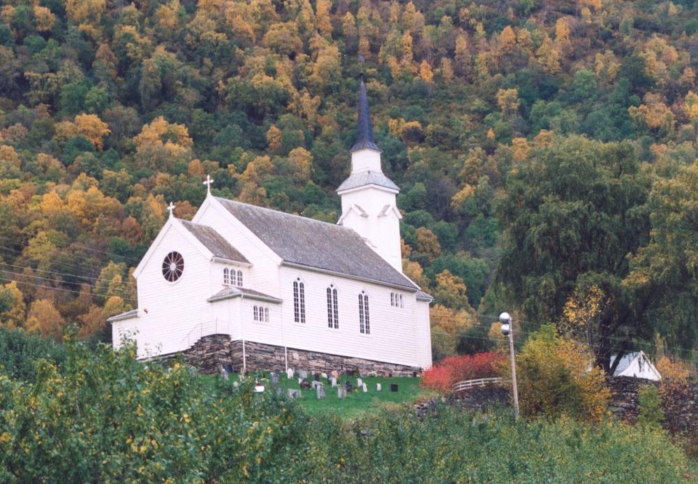 Norum kyrkje ligg på Ylmeim. Koret er vendt mot vest og våpenhuset mot aust. Dette er omvendt i høve til dei fleste andre kyrkjer.
