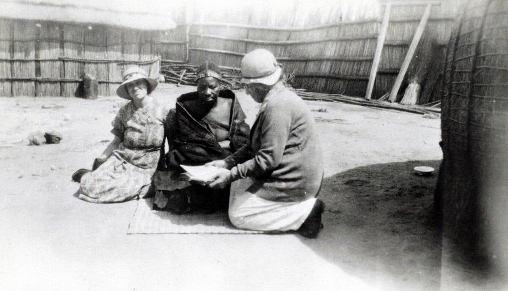 Sjå på dette biletet og på frimerket til venstre! Dette er fotografiet designaren har brukt i komposisjonen på 20c-frimerket. På baksida står: "Malla Moe. Queen Mother of King. We prayed with her. She died saved. Malena Svalheim." Biletet finst i Per Tang-arkivet, som er oppbevart hjå Fylkesarkivet.