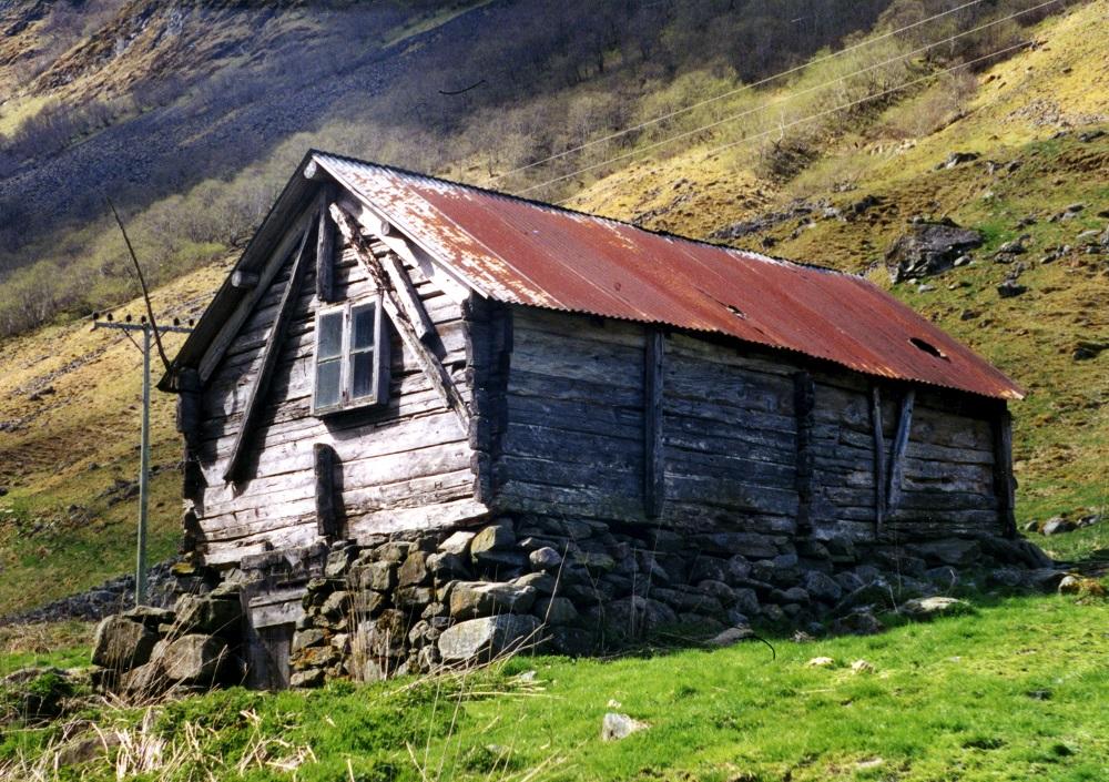 Gamalt stølshus på Melhus. Denne stølen ligg kring 2 km sørvest for Undredal, og her var det på det meste 12-14 stølshus.

