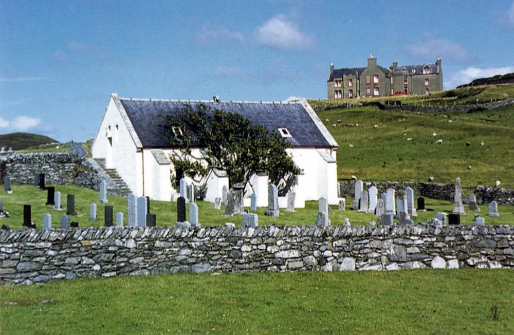 Lunna kyrkje, bygd 1753, ligg på eidet opp frå austre Lunna Voe (våg). Det andre huset er Lunna House, operasjonsbase for The Shetland Bus i tida 1941-1942. Hamna var i vågen på vestsida (bak kyrkja). 

