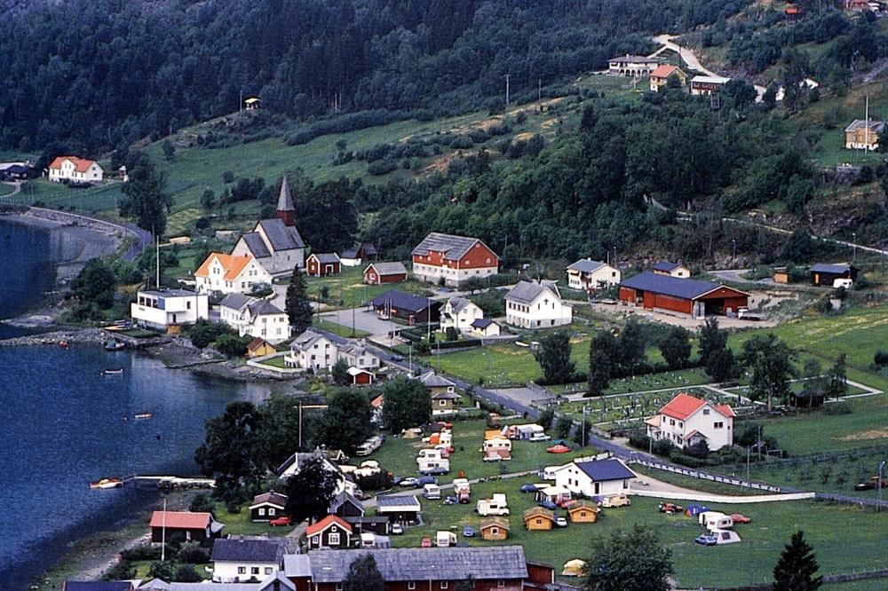 Dalsøyri i Luster med bedehuset midt i biletet. Det stod tidlegare heilt nede ved riksvegen, men vart flytta i 1960.

