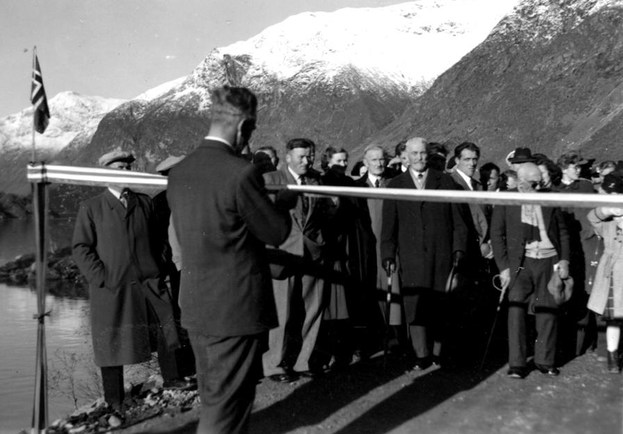 Opningsdagen av vegen var 20. oktober 1956 og bygdefolket møtte mannjamnt opp på den store dagen. Vegen vart opna av fylkesmann Nikolai Schei og vegsjef Egil Abrahamsen.