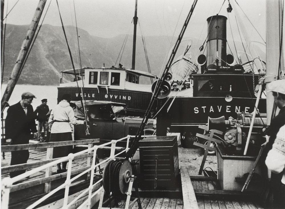 "Vesle Øyvind" og "Stavenes" ved Solsnes, eller Midtfjords, som var eit omgrep alle som tok båten var kjend med. "Vesle Øyvind" kom frå Gudvangen og korresponderte med "Stavenes" midt ute på fjorden. Midtfjords stod i mange år oppførd som stoppestad i rutehefta.