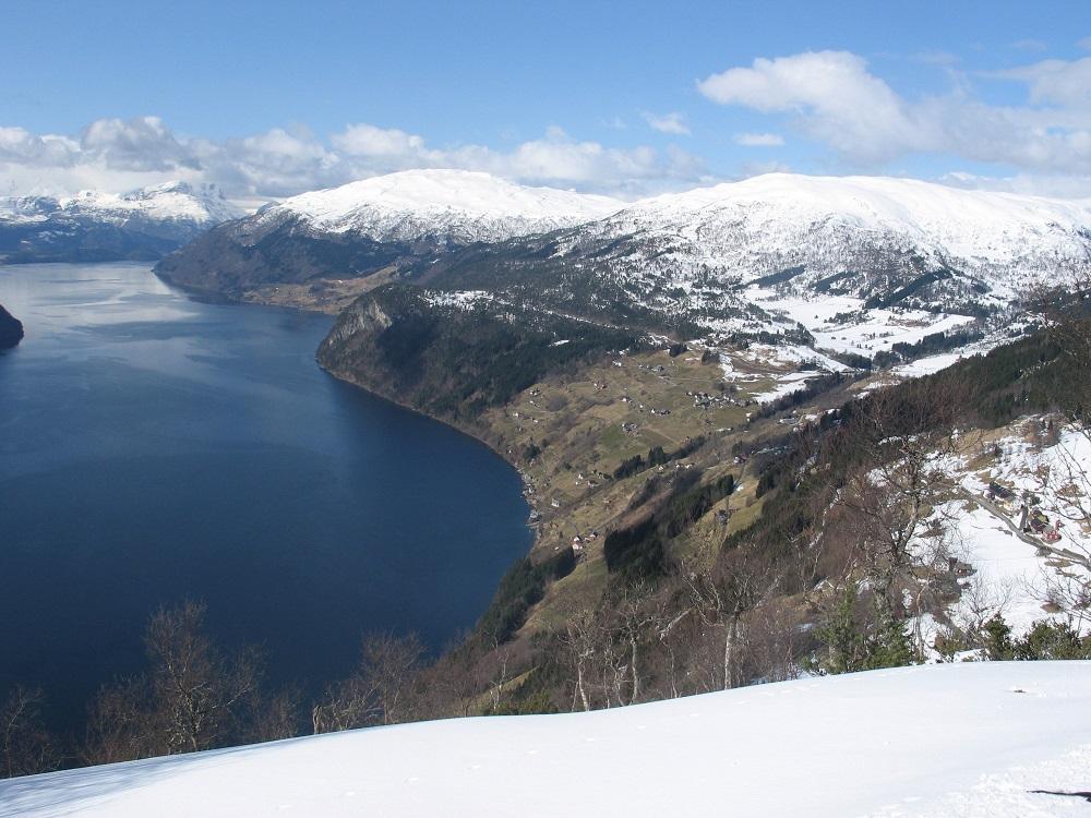 Utsyn frå Nosakleiva. 850 menneske har no fått samanhengjande veg mellom Stryn og Eid, og lettare framkomst vestover og sørover. Stryn har samstundes fått ein fantastisk turistveg. 