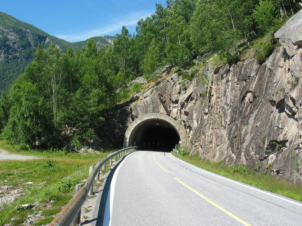 Strekninga Balestrand-Kongsnes er 20,5 km. Heile strekninga vart bygd i perioden 1939-1970. Siste del, Kvamsøy-Kongsnes, var bygd i åra 1961-1970. Her ser vi Kongsnestunnelen.

