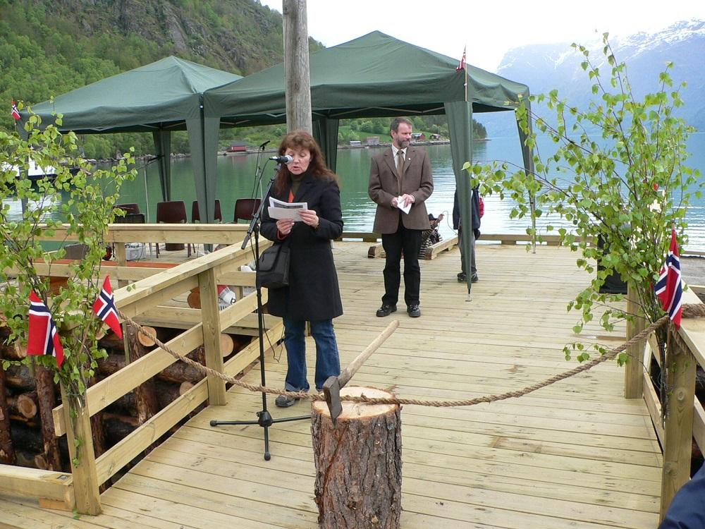 Den nye Vetlekaien var pynta til fest 21. mai 2005 då leiaren i Solvorn ungdomslag/bygdelag, Anne Elisabeth Søhoel, ynskte dei mange frammøtte velkomne, og spesielt ordførar Torodd Urnes (bak) som stod for den formelle opninga.

